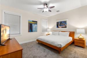 um quarto com uma cama, uma secretária e uma televisão em Mesa House, Uno by Brightwild-Perfect Location em Key West