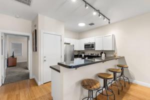 uma cozinha com bancada e bancos em Mesa House, Uno by Brightwild-Perfect Location em Key West