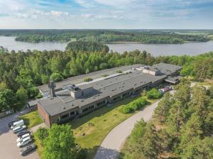 an aerial view of a building with a parking lot at Sigtunahöjden Hotell & Konferens in Sigtuna