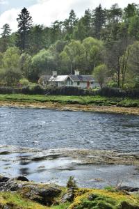 AcharnにあるCastle Cottage 2の川辺に座る家