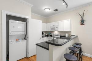 キーウェストにあるMesa House, Dos -Unreal Locationの白いキャビネットと黒いカウンタートップを備えたキッチン +11枚の写真