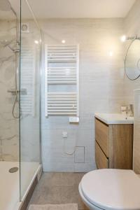 La salle de bains est pourvue d'une douche, de toilettes et d'un lavabo. dans l'établissement Superbe Studio Paris Gambetta, à Paris