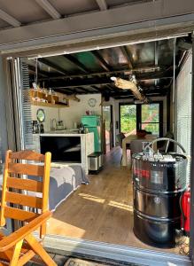 salon z kuchnią i pokój z beczką w obiekcie Hausboot Iron Franz- Entspannung auf dem Wasser w mieście Düsseldorf