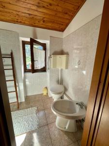 a bathroom with a toilet and a sink at Casa Vacanze Marisa in Sesta Godano