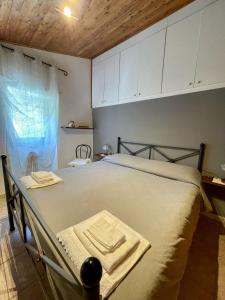 un letto d'ospedale con sopra gli asciugamani in una stanza di Casa Vacanze Marisa a Sesta Godano