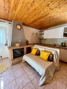 Habitación con cama con almohadas amarillas. en Casa Vacanze Marisa en Sesta Godano