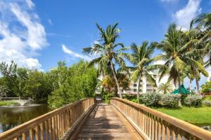 uma ponte sobre um rio com palmeiras e um edifício em The Andros by Brightwild-4th Floor Sunset View em Key West