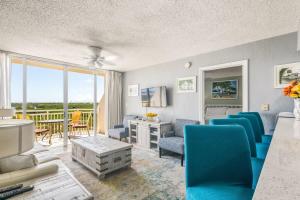 sala de estar con sillas azules y mesa en The Salt Cay by Brightwild-Modern & Pet Friendly en Key West