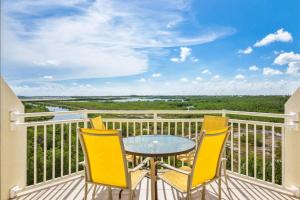 balcón con mesa, sillas y vistas en The Salt Cay by Brightwild-Modern & Pet Friendly, en Key West