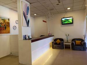 Μια τηλεόραση ή/και κέντρο ψυχαγωγίας στο Savoy Inn Hotel Apartments
