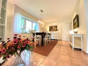une cuisine et une salle à manger avec une table et des chaises dans l'établissement Haus Villa am Meer, An der Rennweide 20, à Dangast