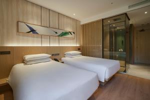 two beds in a hotel room with at Mayfield Hotel Seoul in Seoul