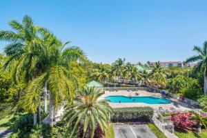 vista aerea su una piscina del resort con palme di The Exuma Cay by Brightwild-Pool View & Parking a Key West