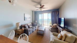 Svetainės erdvė apgyvendinimo įstaigoje Brightly Furnished Beachfront Condo by Brightwild- 7th Floor Gulf View!