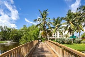 Parveke tai terassi majoituspaikassa The Barbados by Brightwild-Bright Condo w Pool