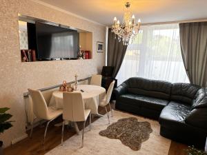 una sala de estar con una mesa y un sofá en Peter´s Ferienwohnung, en Schmalkalden