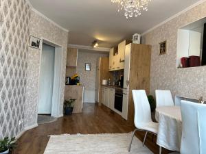 a kitchen and dining room with a table and chairs at Peter´s Ferienwohnung in Schmalkalden