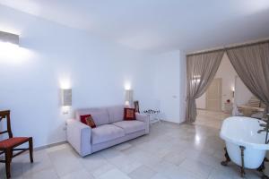 uma sala de estar com um sofá e um lavatório em Il Torrino B&B em Sannicola