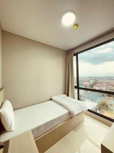 1 dormitorio con cama y ventana grande en Vanilla One Residence Apartment Batam en Batam Center