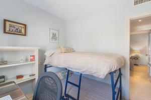 Dormitorio pequeño con litera y silla en Amplio y luminoso apartamento de 2 dormitorios cerca de la plaza del Caballo, Jerez de la Frontera, en Jerez de la Frontera