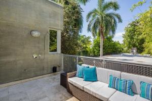 キーウェストにあるContra House -Luxury Home With Poolのパティオ(ソファ付)