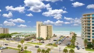 una calle de la ciudad con edificios altos y un aparcamiento en Ocean Front Penthouse with Incredible Views! Sunglow Resort 1003 by Brightwild, en Daytona Beach Shores