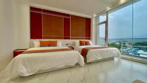 Uma cama ou camas num quarto em 愛琴海岸精品民宿