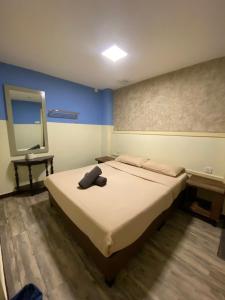 Postel nebo postele na pokoji v ubytování Suria Cameron Hotel