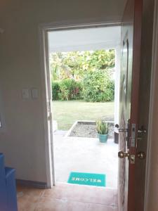 uma porta aberta para um pátio com um quintal em Lelago Eco Lodge em Apia