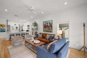 Posezení v ubytování Casa Padrón - Gorgeous Home, Steps to 7th Ave + 30 fotografií