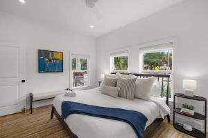 Postel nebo postele na pokoji v ubytování Casa Padrón - Gorgeous Home, Steps to 7th Ave