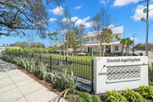 タンパにあるCasa Julieta - Stunning Ybor Studioの公園柵前の看板