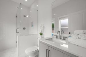 Bilik mandi di Casa Padrón - Gorgeous Home, Steps to 7th Ave +29 gambar