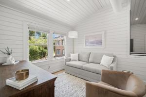 Posezení v ubytování NEW! The Adaline Room #9 - Updated Hyde Park Penthouse, Steps to Bayshore