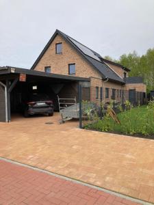 eine Garage, in der ein Auto geparkt ist in der Unterkunft Ferienhaus Smidt in Emden