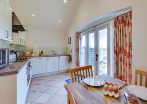 cocina y comedor con mesa y ventana en Remus, en Larling