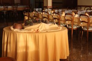 a woman laying on a bed in front of a large group of people at Hotel Rausan in Alfajarín