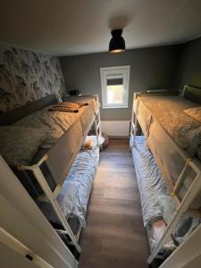 een slaapkamer met 2 stapelbedden en een raam bij 4 tot 8 persoons huisje - Veluwemeer - Biddinghuizen - Harderwijk - Elburg in Biddinghuizen