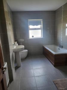 La salle de bains est pourvue d'une baignoire, de toilettes et d'un lavabo. dans l'établissement Ocean View, à Ballycastle