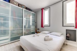 a bedroom with two white pillows on a bed at Appartement lumineux au calme in Paris