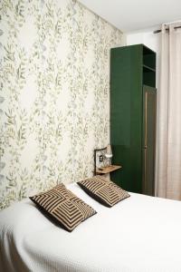 1 dormitorio con 1 cama y armario verde en HOSTEL RUA 35, en León