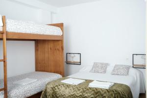 1 dormitorio con 2 literas y escalera en HOSTEL RUA 35, en León