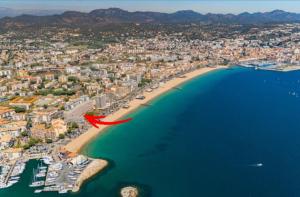 フレジュスにあるAppartement vue mer 80m2のビーチと海の空中写真