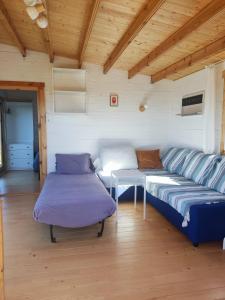 ein Wohnzimmer mit einem Sofa und einem Tisch in der Unterkunft Petirrojo in Vejer de la Frontera