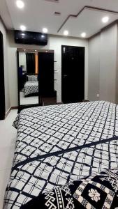 سرير أو أسرّة في غرفة في 402-NEXT INN Condo available at Best Price