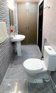 402-NEXT INN Condo available at Best Price في لاهور: حمام مع مرحاض ومغسلة
