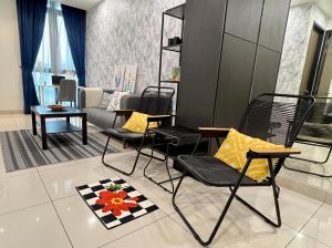 Posezení v ubytování welcome to Aliya 3 room fix 6-7Pax + 32 fotografií