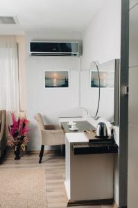 City Center Hotel Taksim İstanbul的电视和/或娱乐中心