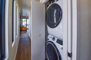 Waschmaschine und Trockner im Flur eines Hauses in der Unterkunft Awai's Floating Villa - Houseboat in Luxury Village in Key West