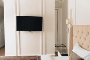 City Center Hotel Taksim İstanbul的电视和/或娱乐中心